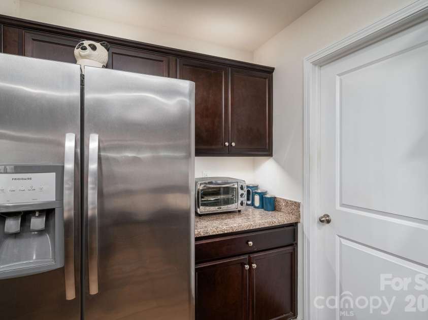 2818 Easton Knoll Drive, Dallas, NC 28034.  MLS# CAR4382766, YatesRealty ID 25423. Coffee Bar!