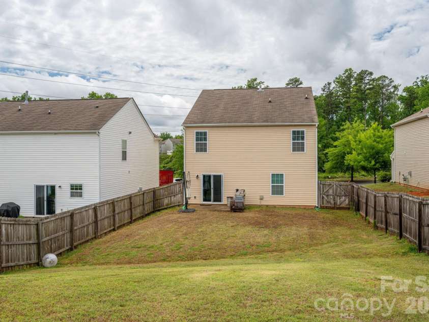 2818 Easton Knoll Drive, Dallas, NC 28034.  MLS# CAR4382766, YatesRealty ID 25423. Large back yard