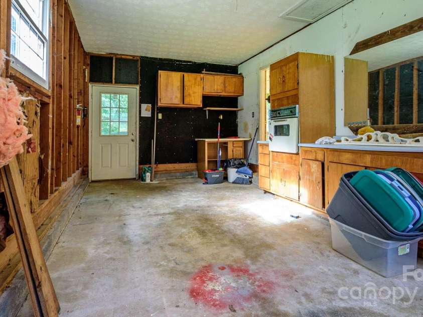 51 Bell Road, Asheville, NC 28805.  MLS# CAR4280056, YatesRealty ID 25427. 