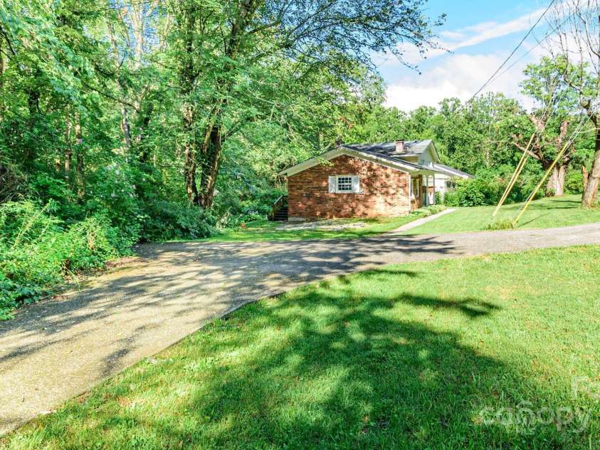 51 Bell Road, Asheville, NC 28805.  MLS# CAR4280056, YatesRealty ID 25427. 