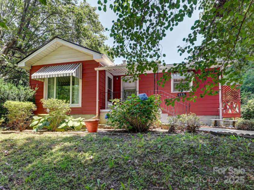 123 Blake Drive, Arden, NC 28704.  MLS# CAR4276075, YatesRealty ID 25432. Adorable Cottage!