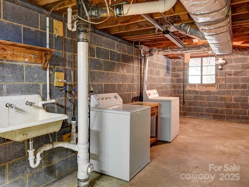 123 Blake Drive, Arden, NC 28704.  MLS# CAR4276075, YatesRealty ID 25432. Laundry w/ Utility Sink