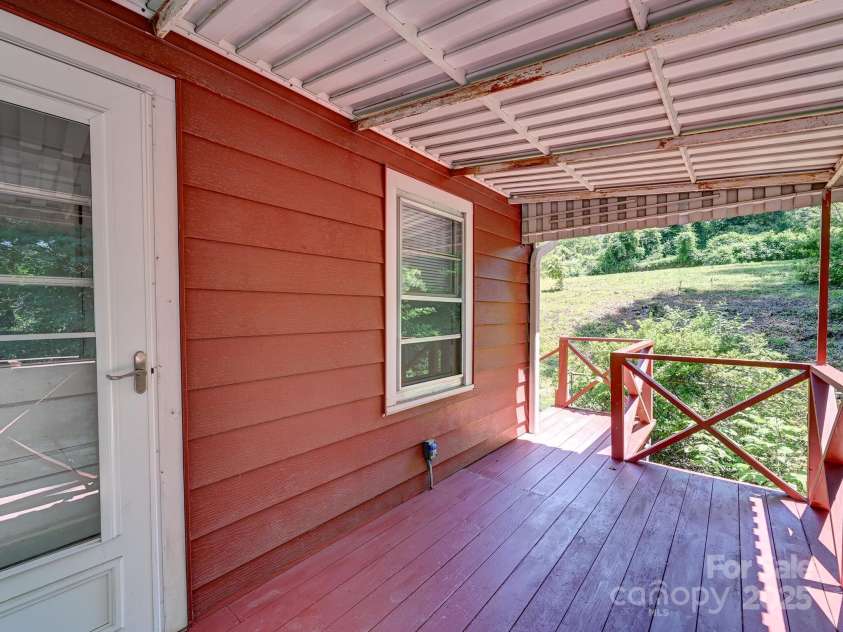 123 Blake Drive, Arden, NC 28704.  MLS# CAR4276075, YatesRealty ID 25432. Off Kitchen