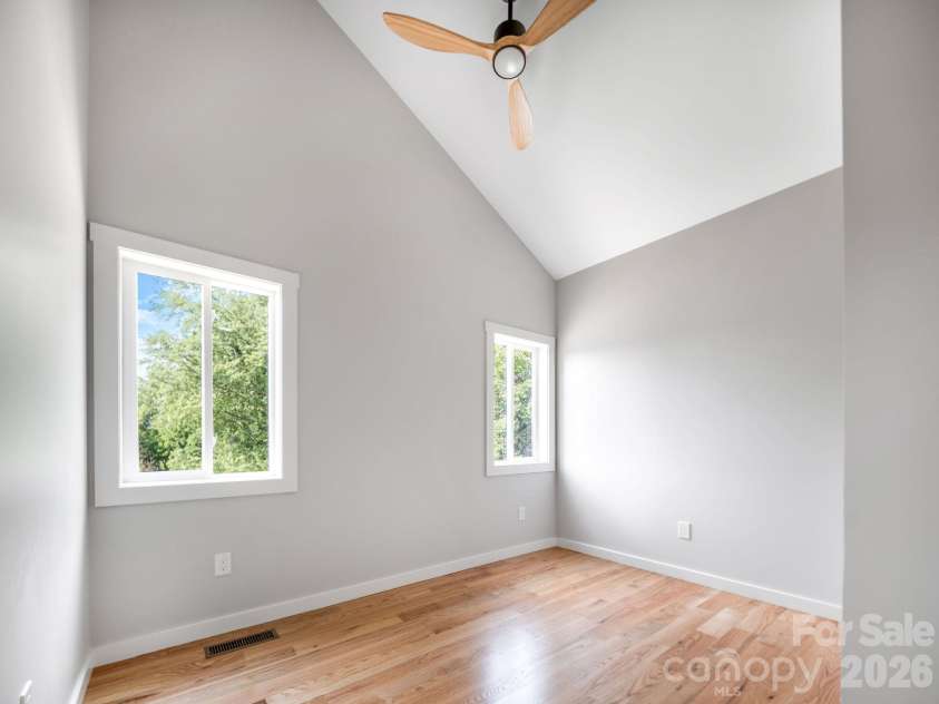 14 Da Vinci Court, Asheville, NC 28806.  MLS# CAR4382052, YatesRealty ID 25432. Flex Space
