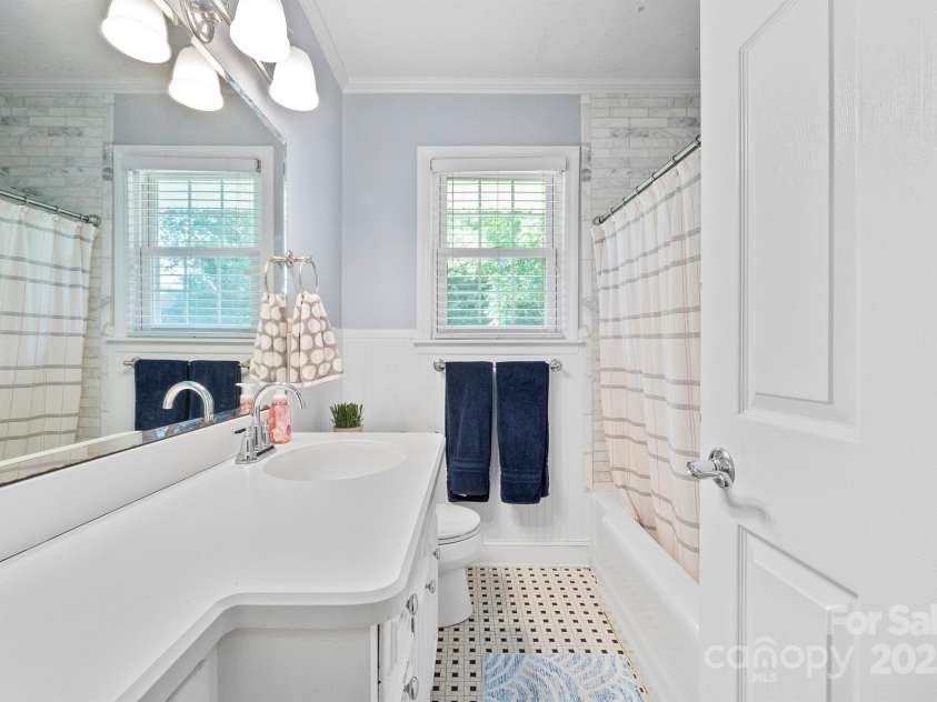 3612 Trent Street, Charlotte, NC 28209.  MLS# CAR4271192, YatesRealty ID 25435. Full bathroom off main hallway