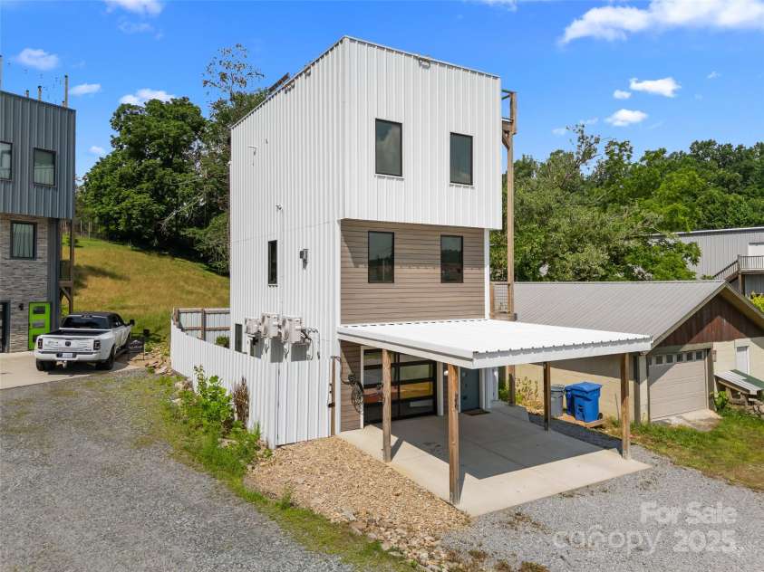 26 Carrick Lane, Brevard, NC 28712.  MLS# CAR4274247, YatesRealty ID 25436. 