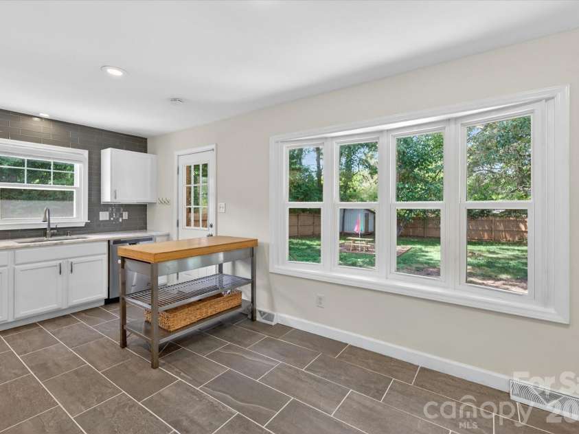 6912 Woodstock Drive, Charlotte, NC 28210.  MLS# CAR4383867, YatesRealty ID 25436. 