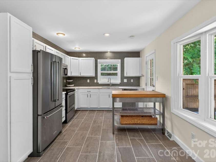 6912 Woodstock Drive, Charlotte, NC 28210.  MLS# CAR4383867, YatesRealty ID 25436. 