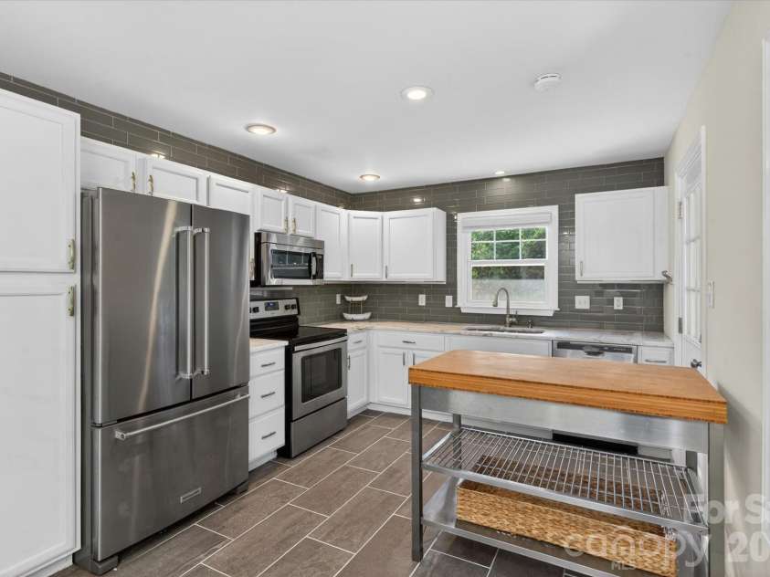6912 Woodstock Drive, Charlotte, NC 28210.  MLS# CAR4383867, YatesRealty ID 25436. 