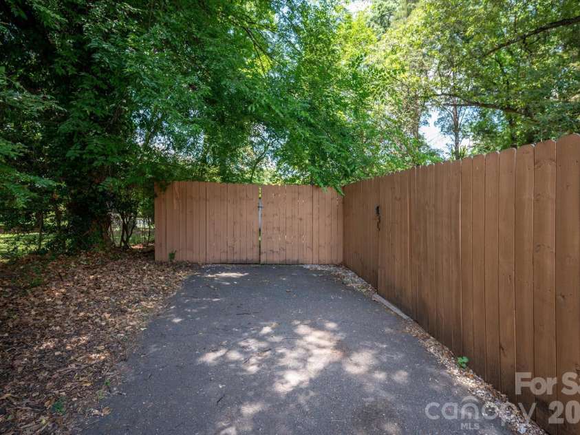 6912 Woodstock Drive, Charlotte, NC 28210.  MLS# CAR4383867, YatesRealty ID 25436. 