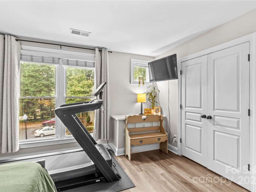 1013 Park West Drive, Charlotte, NC 28209.  MLS# CAR4274640, YatesRealty ID 25437. 