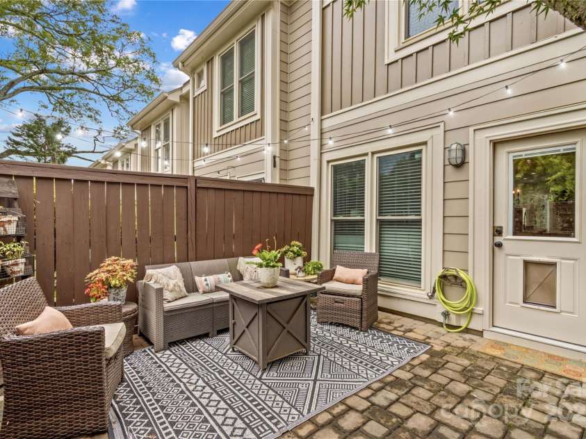 1013 Park West Drive, Charlotte, NC 28209.  MLS# CAR4274640, YatesRealty ID 25437. 