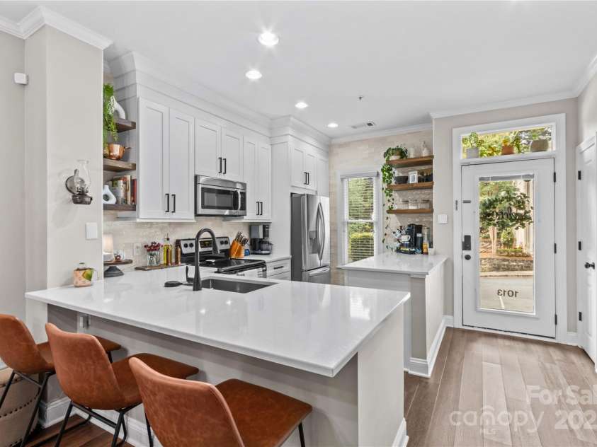 1013 Park West Drive, Charlotte, NC 28209.  MLS# CAR4274640, YatesRealty ID 25437. Bar seating