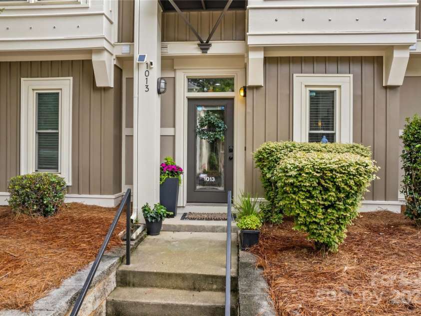 1013 Park West Drive, Charlotte, NC 28209.  MLS# CAR4274640, YatesRealty ID 25437. Covered Entry