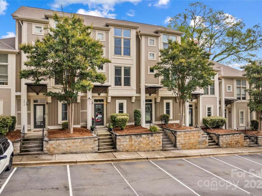 1013 Park West Drive, Charlotte, NC 28209.  MLS# CAR4274640, YatesRealty ID 25437. Immaculate three story condo