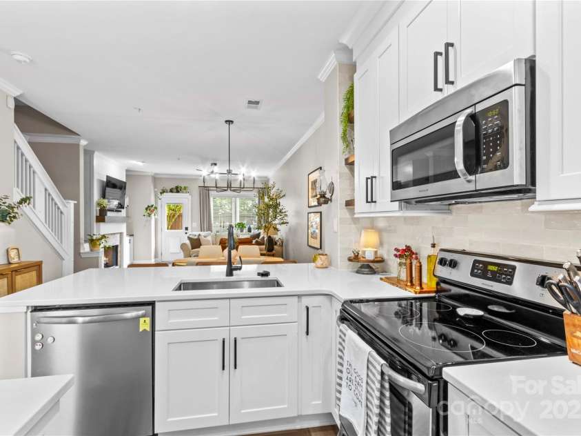 1013 Park West Drive, Charlotte, NC 28209.  MLS# CAR4274640, YatesRealty ID 25437. Open kitchen to Dining