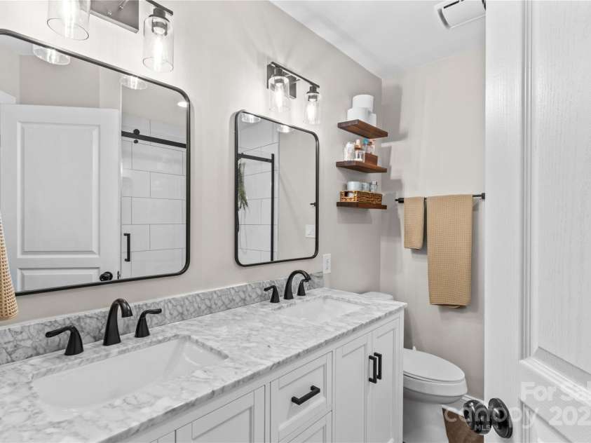 1013 Park West Drive, Charlotte, NC 28209.  MLS# CAR4274640, YatesRealty ID 25437. Primary Bath with Dual Vanities