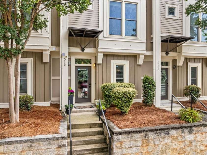 1013 Park West Drive, Charlotte, NC 28209.  MLS# CAR4274640, YatesRealty ID 25437. Private entry