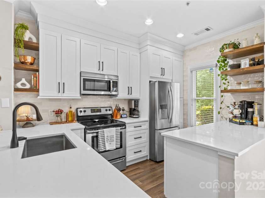 1013 Park West Drive, Charlotte, NC 28209.  MLS# CAR4274640, YatesRealty ID 25437. Renovated Kitchen, Quartz counters, Stainless Appliances all Convey