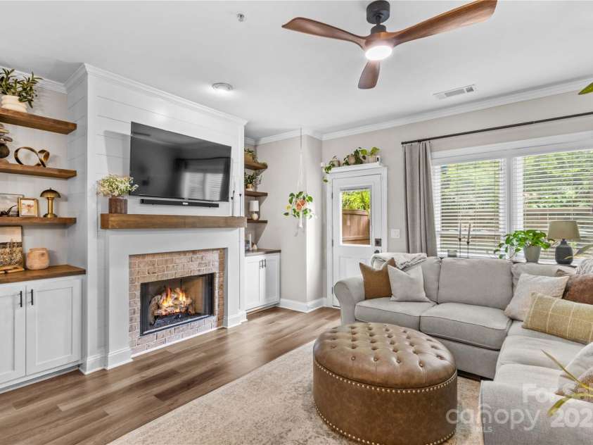 1013 Park West Drive, Charlotte, NC 28209.  MLS# CAR4274640, YatesRealty ID 25437. Updated fireplace, Shelving, Mantle