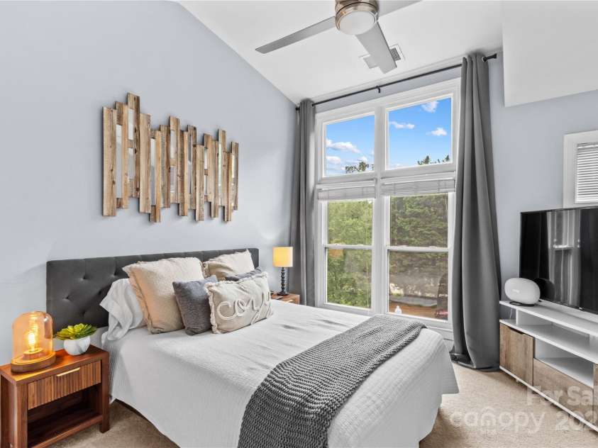 1013 Park West Drive, Charlotte, NC 28209.  MLS# CAR4274640, YatesRealty ID 25437. Vaulted Ceiling Guest Room