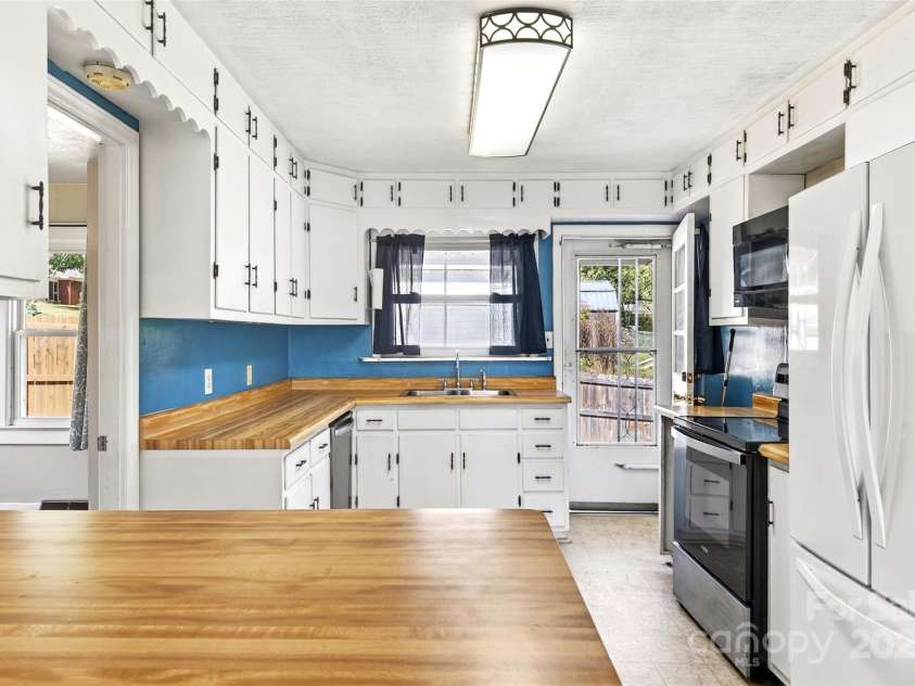 506 Gorman Bridge Road, Asheville, NC 28806.  MLS# CAR4278249, YatesRealty ID 25438. 