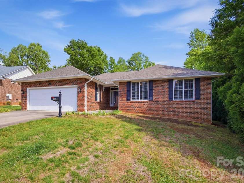 100 Crosscreek Drive, Morganton, NC 28655.  MLS# CAR4341233, YatesRealty ID 25440. 
