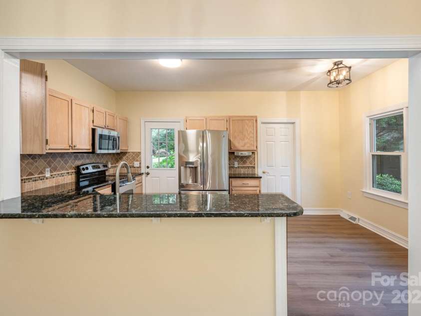 975 Pine Knoll Road, Fort Mill, SC 29715.  MLS# CAR4274032, YatesRealty ID 25440. Breakfast bar seats 3+