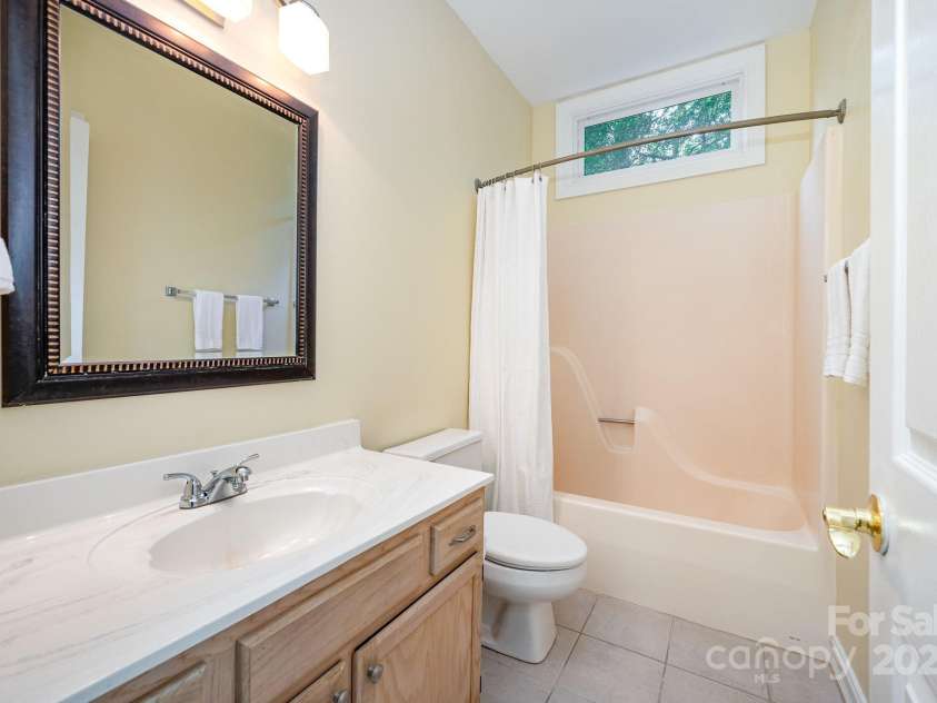 975 Pine Knoll Road, Fort Mill, SC 29715.  MLS# CAR4274032, YatesRealty ID 25440. Secondary bathroom has a tub/shower combo and a linen closest