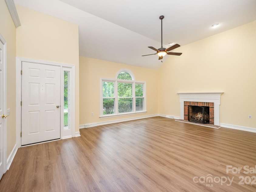 975 Pine Knoll Road, Fort Mill, SC 29715.  MLS# CAR4274032, YatesRealty ID 25440. Soaring ceilings, new paint and new flooring throughout