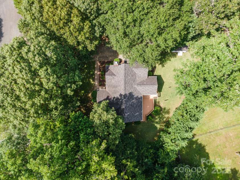 975 Pine Knoll Road, Fort Mill, SC 29715.  MLS# CAR4274032, YatesRealty ID 25440. This home is surrounded by trees and close to everything!