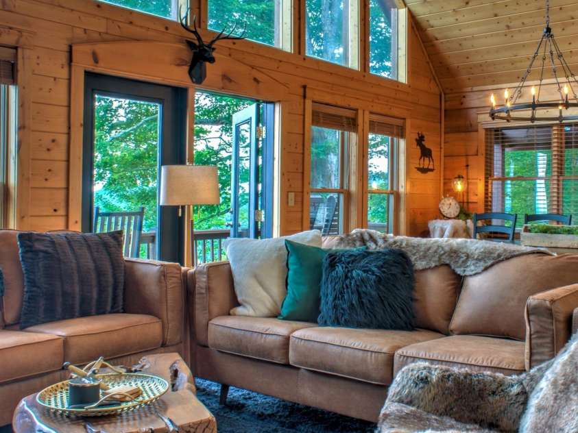 181 Scenic Wolf Drive, Mars Hill, NC 28754.  MLS# CAR4380057, YatesRealty ID 25449. Living Room