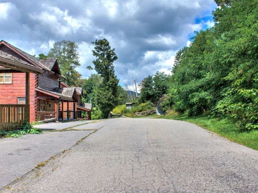 181 Scenic Wolf Drive, Mars Hill, NC 28754.  MLS# CAR4380057, YatesRealty ID 25449. Parking