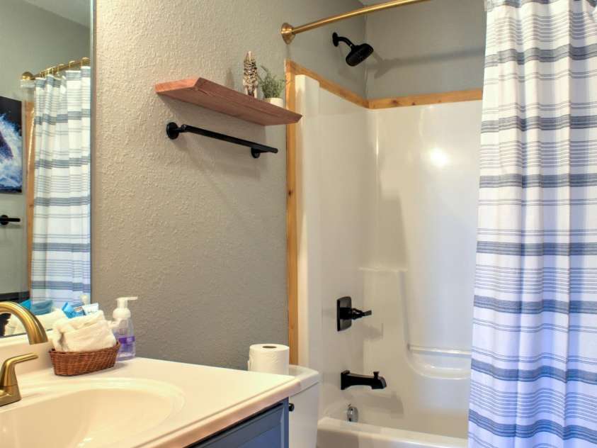 181 Scenic Wolf Drive, Mars Hill, NC 28754.  MLS# CAR4380057, YatesRealty ID 25449. Primary Bathroom
