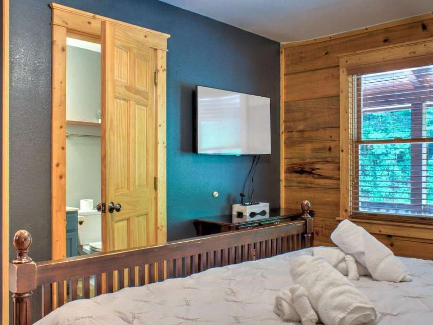 181 Scenic Wolf Drive, Mars Hill, NC 28754.  MLS# CAR4380057, YatesRealty ID 25449. Primary with ensuite bath