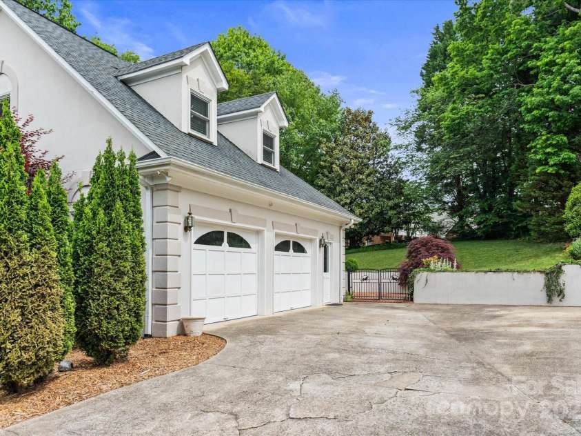 430 43rd Avenue, Hickory, NC 28601.  MLS# CAR4212266, YatesRealty ID 2545. 