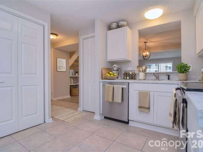 9632 Vinca Circle, Charlotte, NC 28213.  MLS# CAR4360960, YatesRealty ID 25450. Kitchen