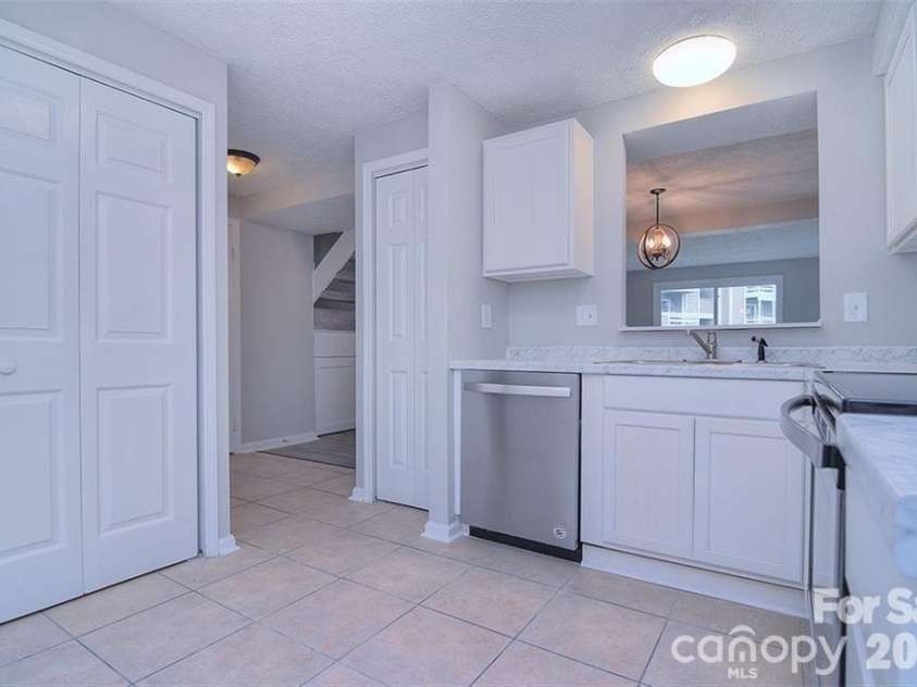 9632 Vinca Circle, Charlotte, NC 28213.  MLS# CAR4360960, YatesRealty ID 25450. Kitchen