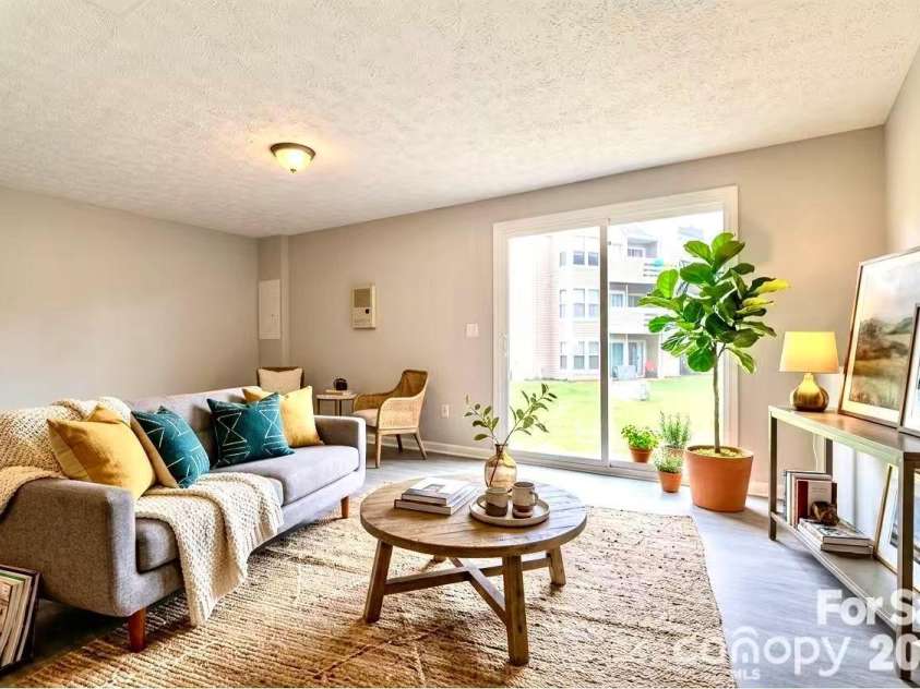 9632 Vinca Circle, Charlotte, NC 28213.  MLS# CAR4360960, YatesRealty ID 25450. Living Room