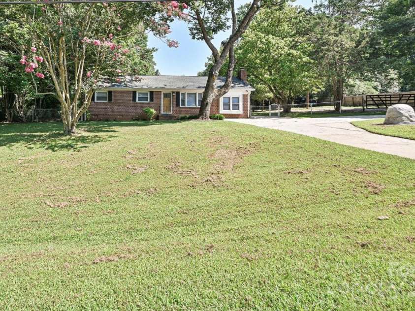 159 Valleydale Drive, Gastonia, NC 28056.  MLS# CAR4277434, YatesRealty ID 25452. 