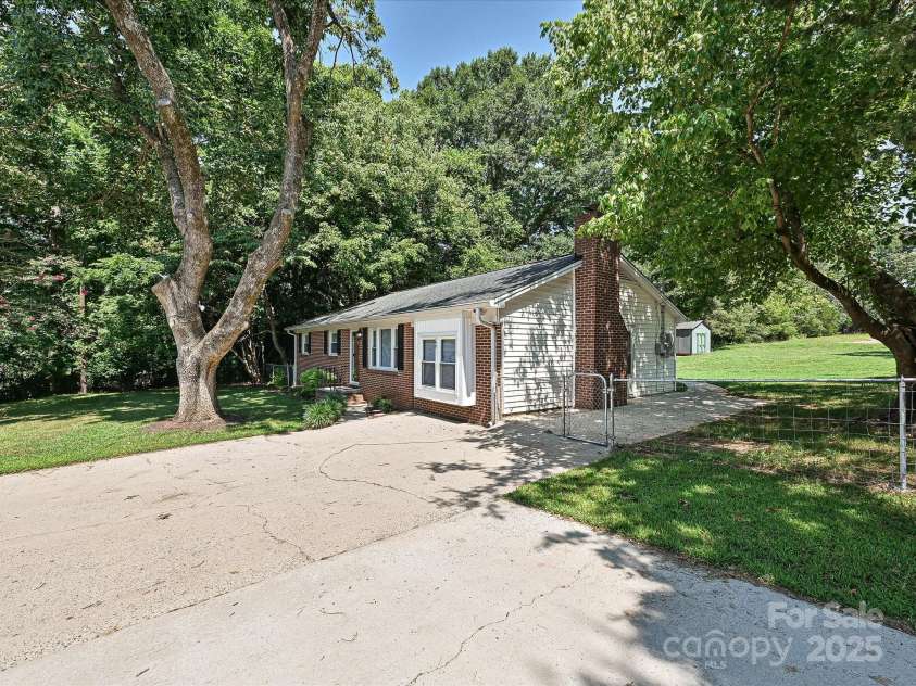 159 Valleydale Drive, Gastonia, NC 28056.  MLS# CAR4277434, YatesRealty ID 25452. 