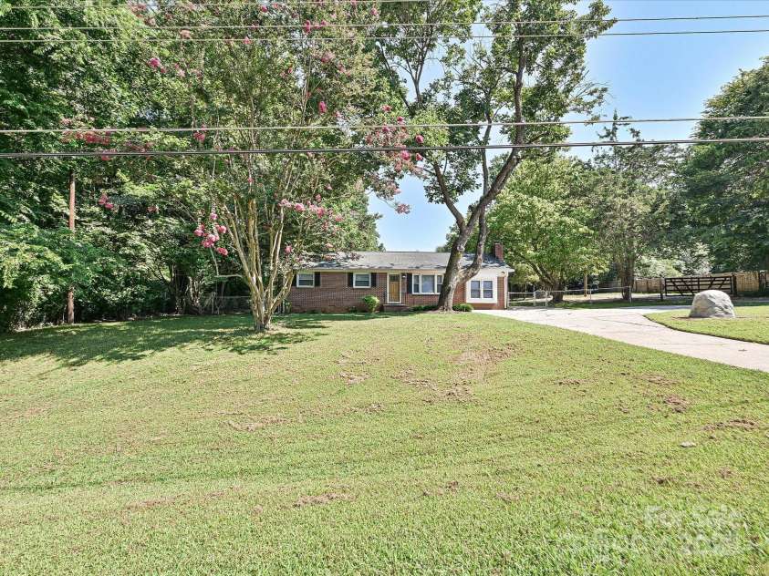 159 Valleydale Drive, Gastonia, NC 28056.  MLS# CAR4277434, YatesRealty ID 25452. 