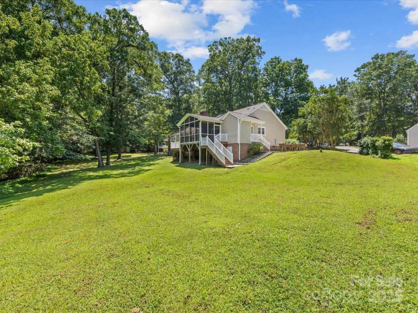 4601 Bournewood Lane, Charlotte, NC 28226.  MLS# CAR4278475, YatesRealty ID 25454. 