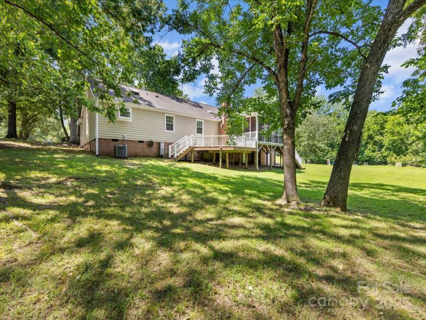 4601 Bournewood Lane, Charlotte, NC 28226.  MLS# CAR4278475, YatesRealty ID 25454. 