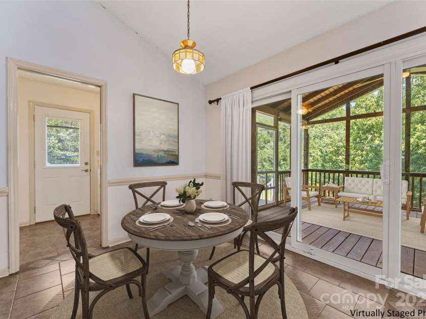 4601 Bournewood Lane, Charlotte, NC 28226.  MLS# CAR4278475, YatesRealty ID 25454. Breakfast Nook
