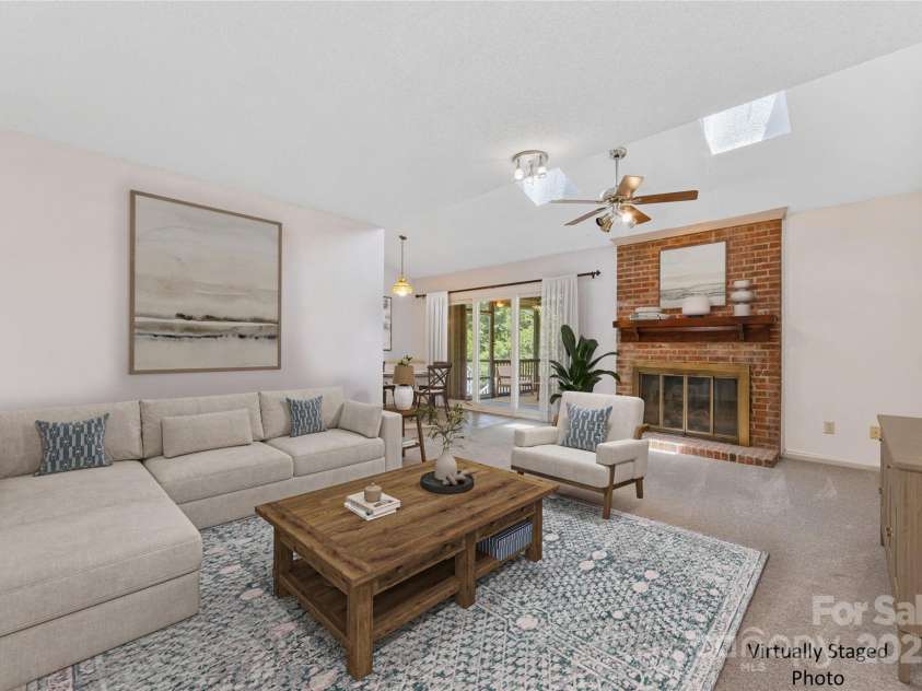 4601 Bournewood Lane, Charlotte, NC 28226.  MLS# CAR4278475, YatesRealty ID 25454. Family Room