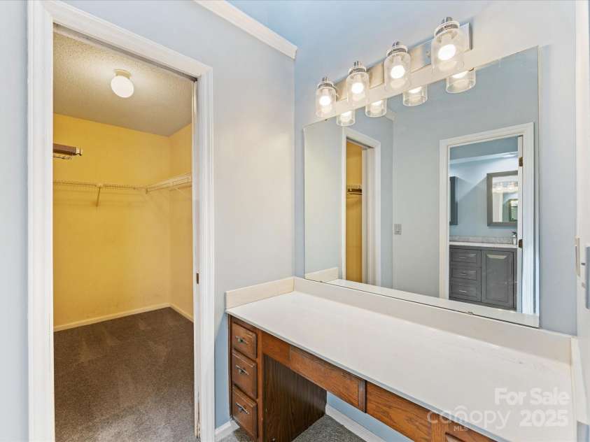 4601 Bournewood Lane, Charlotte, NC 28226.  MLS# CAR4278475, YatesRealty ID 25454. Large walk-in closet off a nice  extra dressing table area in the primary suite.