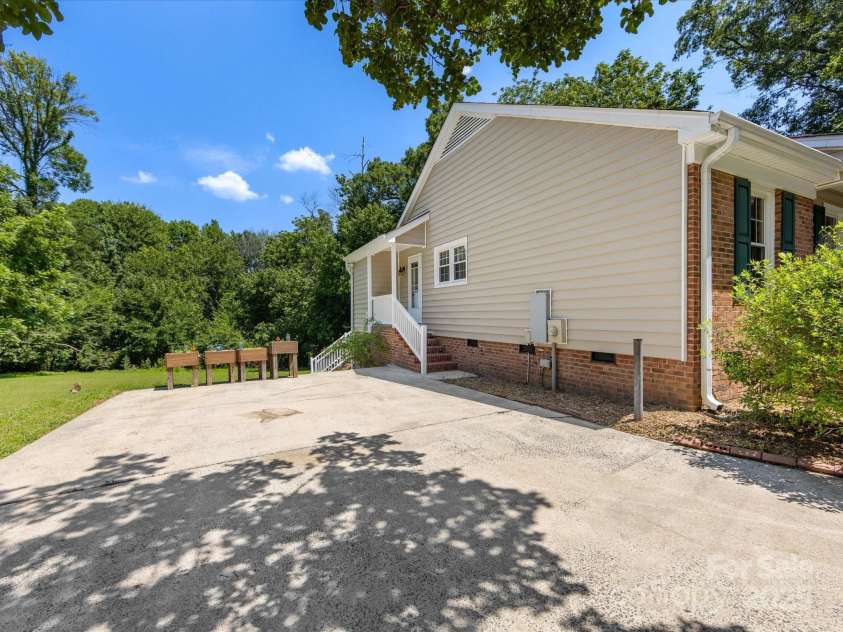 4601 Bournewood Lane, Charlotte, NC 28226.  MLS# CAR4278475, YatesRealty ID 25454. Plenty of parking space for family and friends!