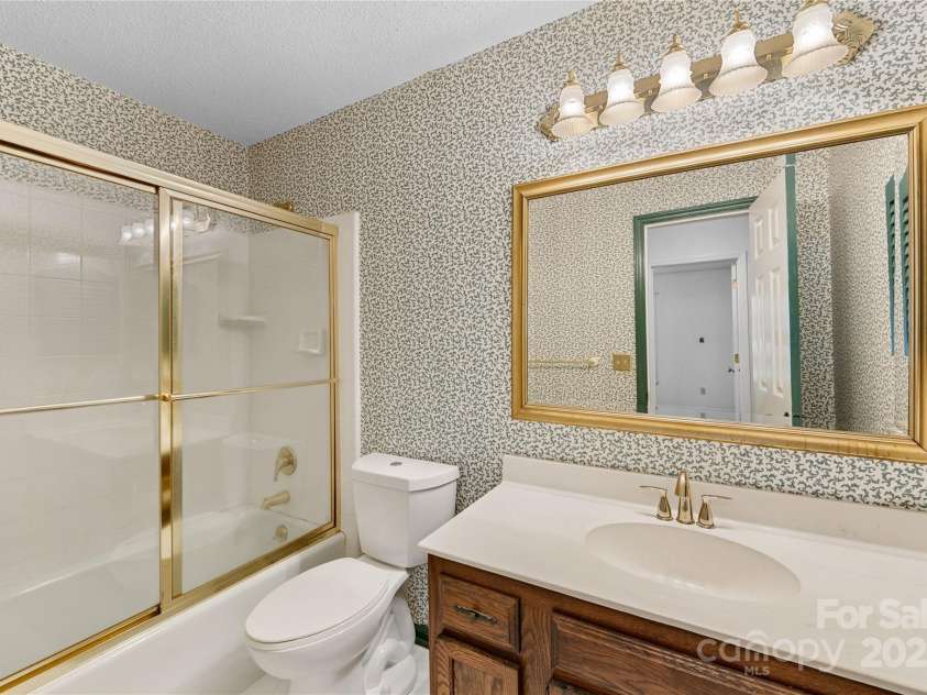 4601 Bournewood Lane, Charlotte, NC 28226.  MLS# CAR4278475, YatesRealty ID 25454. Second full bath