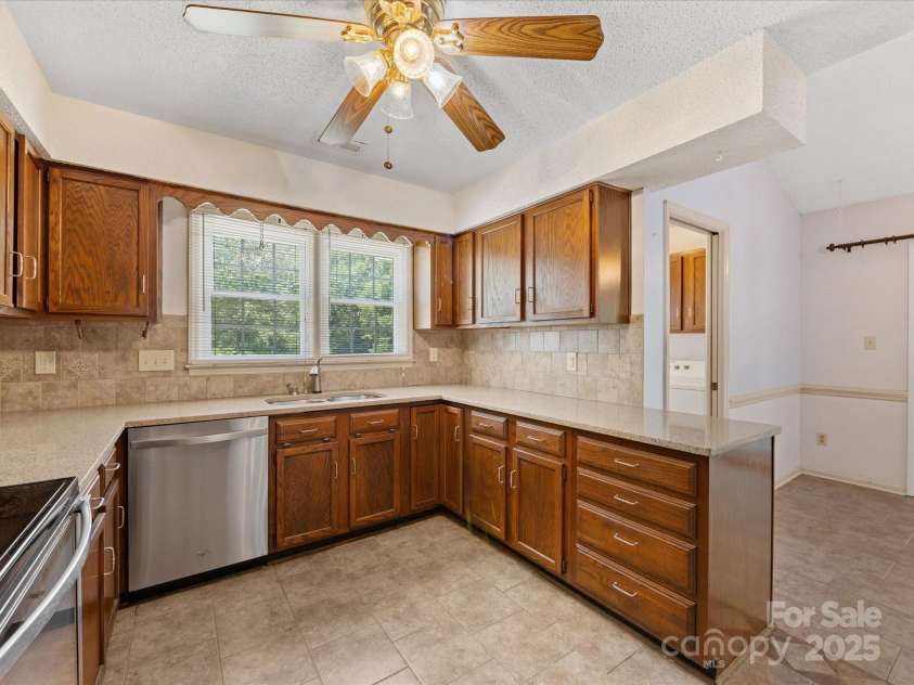 4601 Bournewood Lane, Charlotte, NC 28226.  MLS# CAR4278475, YatesRealty ID 25454. Stainless steel appliances, tile backsplash, and plenty of cabinetry.